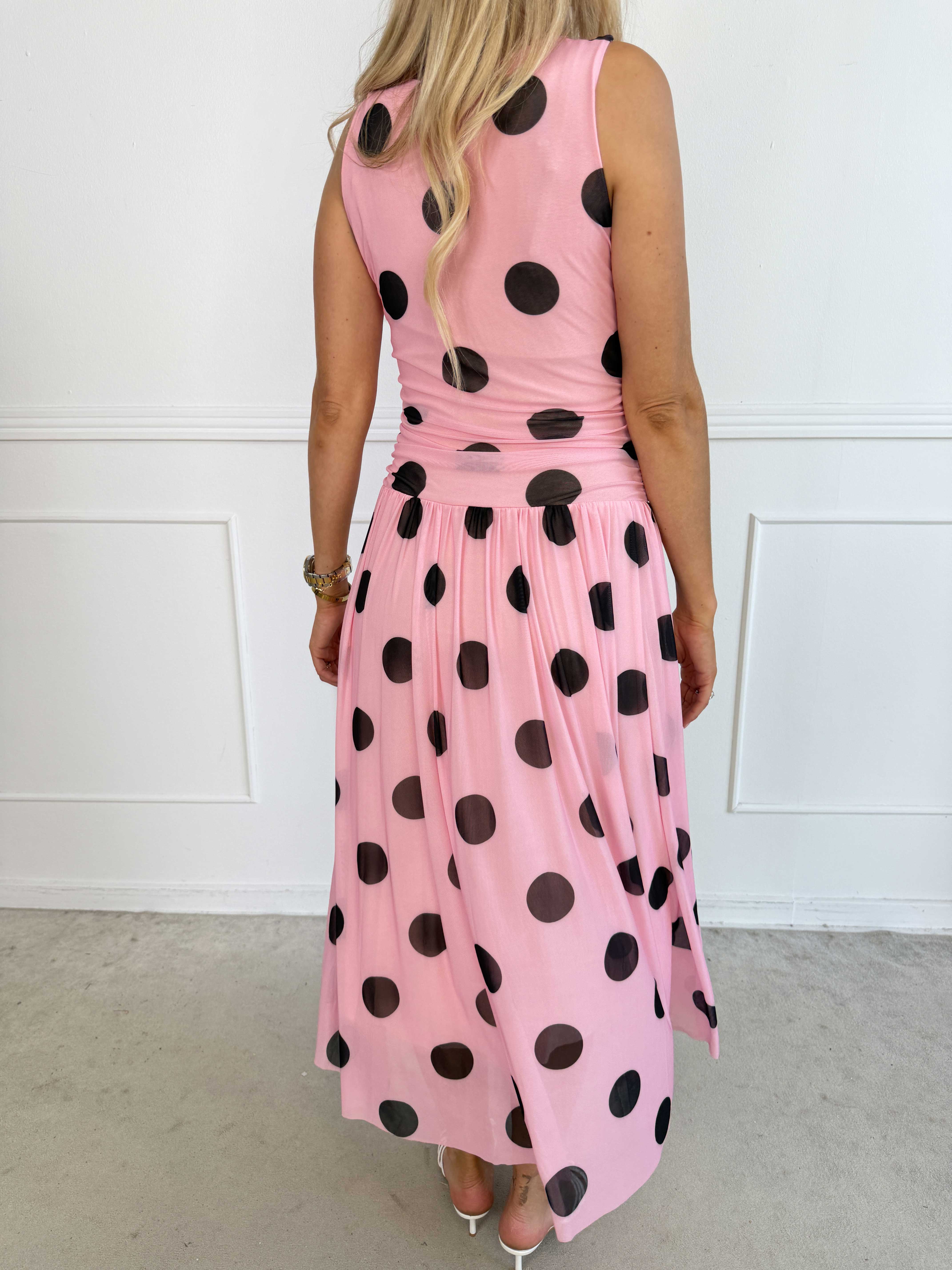 Hallie – Elegant, stretchig plus size klänning i prickig mesh